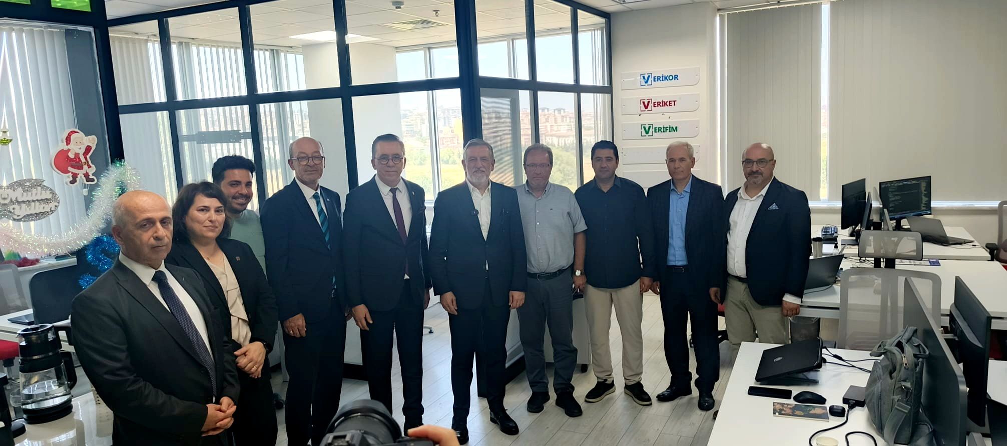 BTSO Başkanı İbrahim Burkay ve heyeti, Siberson'un Ulutek Teknopark ofisinde Verikor, Veriket ve Verifim ürün duvarı önünde bilgilendirilirken