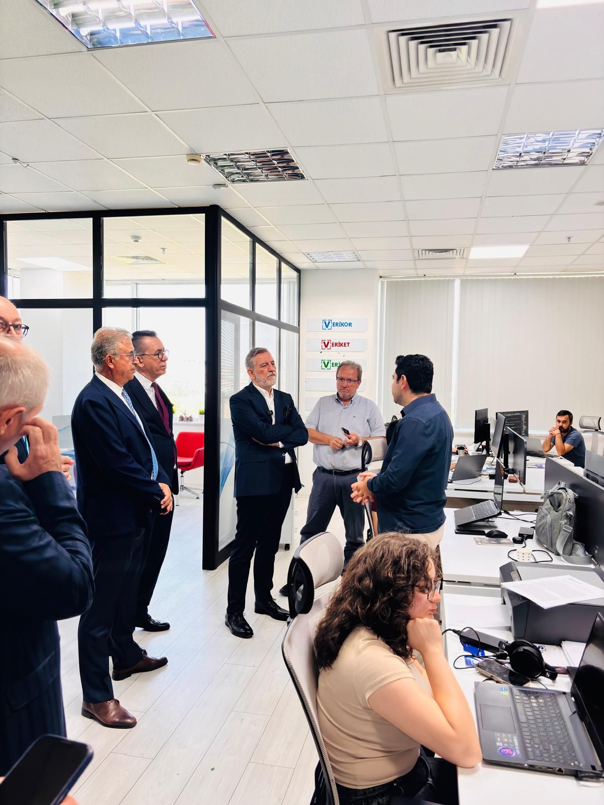 BTSO heyeti ve Siberson ekibinin birlikte grup fotoğrafı