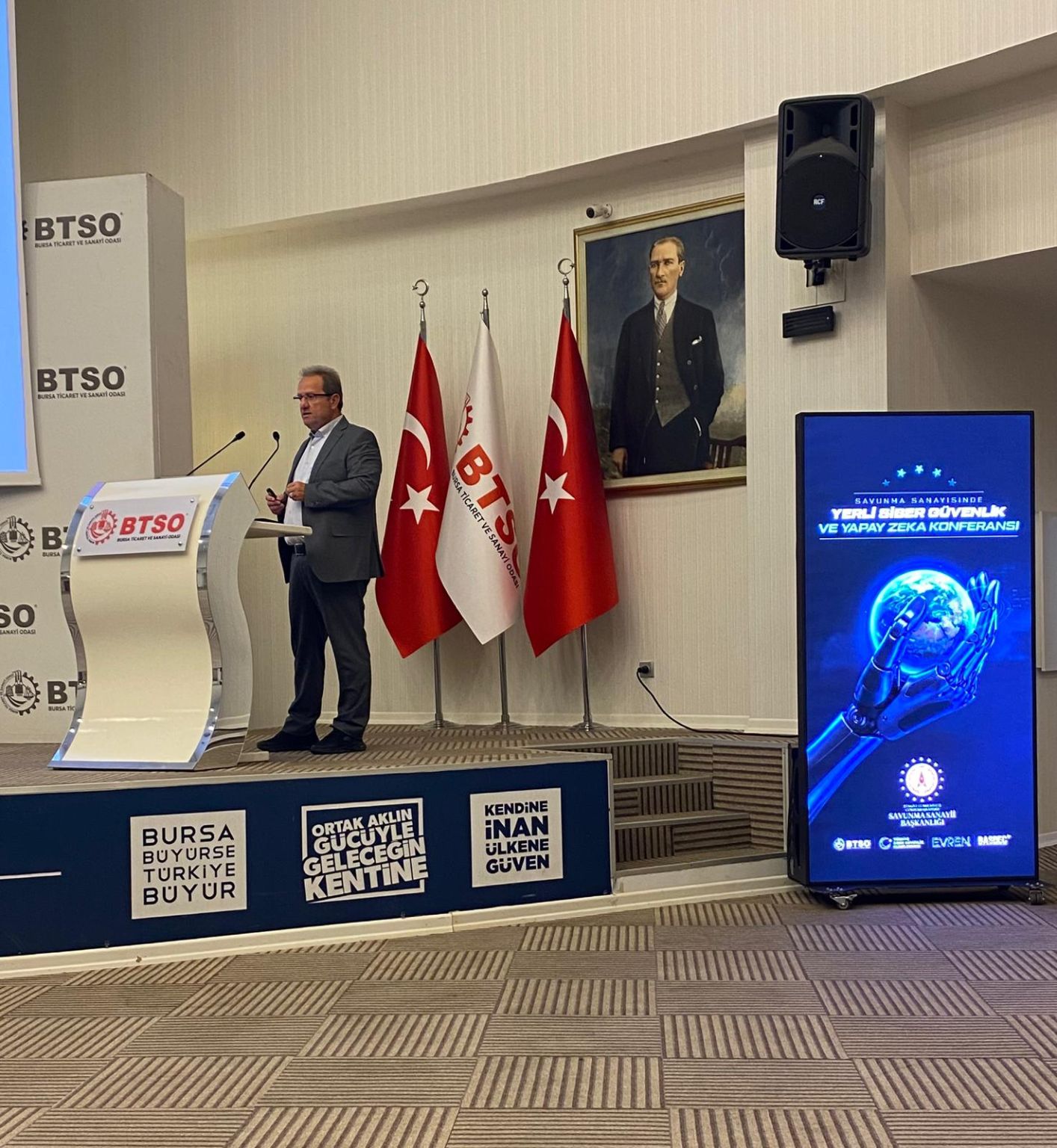 Siberson Kurucu Ortağı Hakan Yedek, BTSO savunma sanayii siber güvenlik ve yapay zeka konferansında sunum yaparken