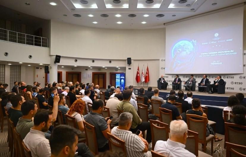 BTSO'daki Savunma Sanayiinde Yerli Siber Güvenlik ve Yapay Zeka konferansında katılımcılar